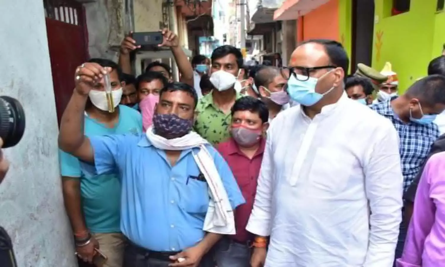 After two deaths due to diarrhea outbreak in the capitals sand base, regional MLA and cabinet minister in the UP government Brijesh Pathak inspected the sand base area.