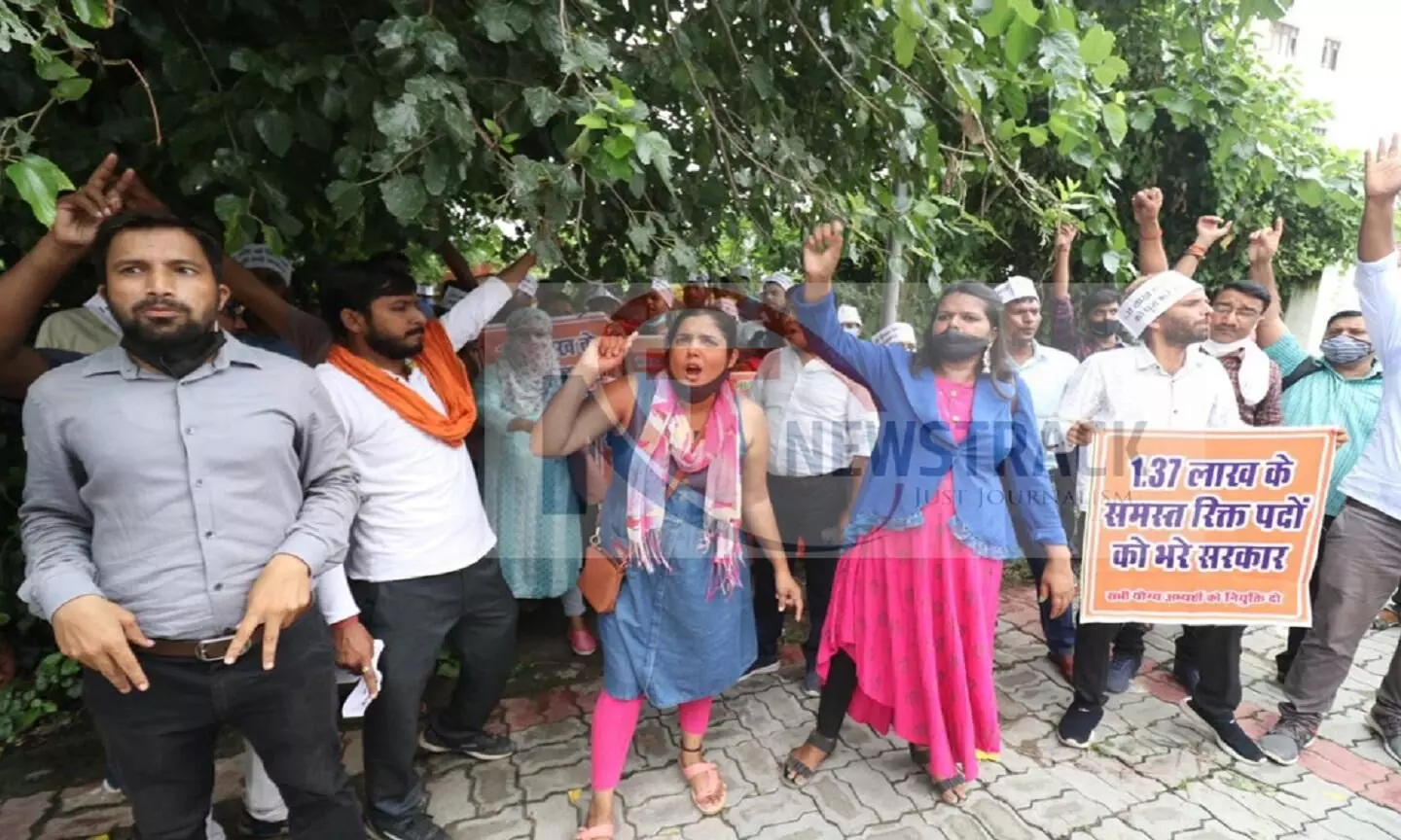 शिक्षक अभ्यर्थियों ने निशांतगंज scert कार्यालय पर  किया जमकर हंगामा