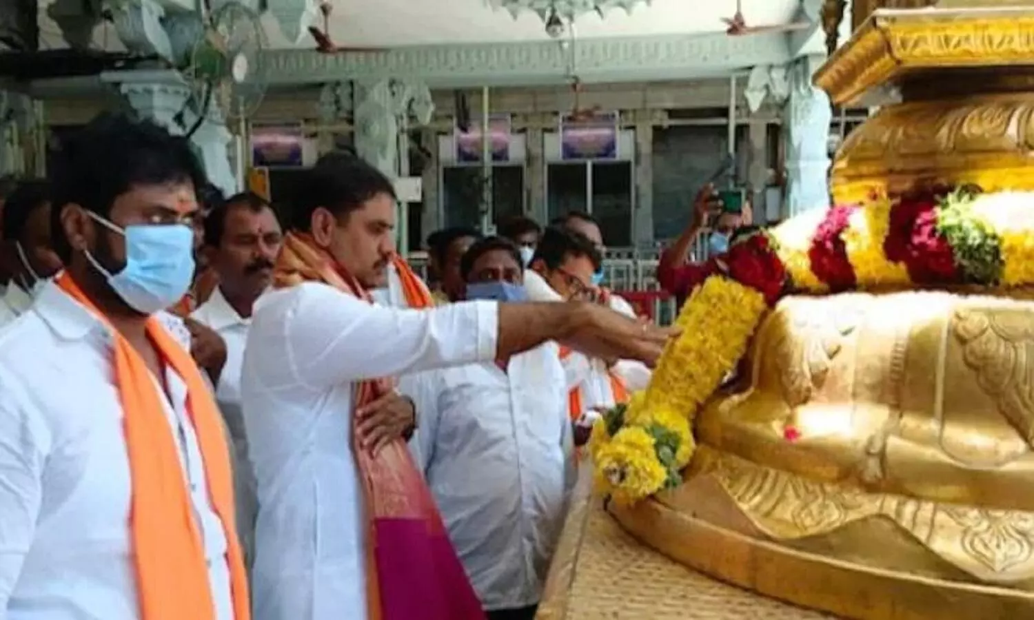 भाजपा नेता ने मंदिर पर जाकर ली शपथ
