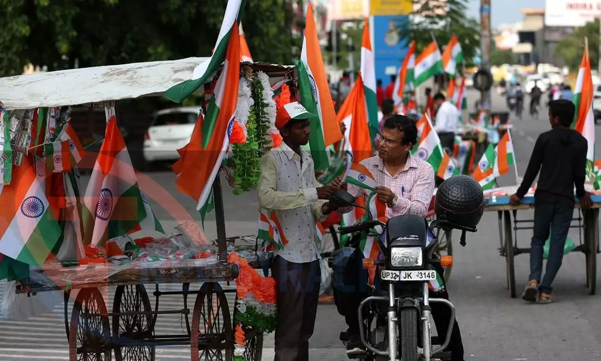 तीरंगा खरीदते हुए लोग