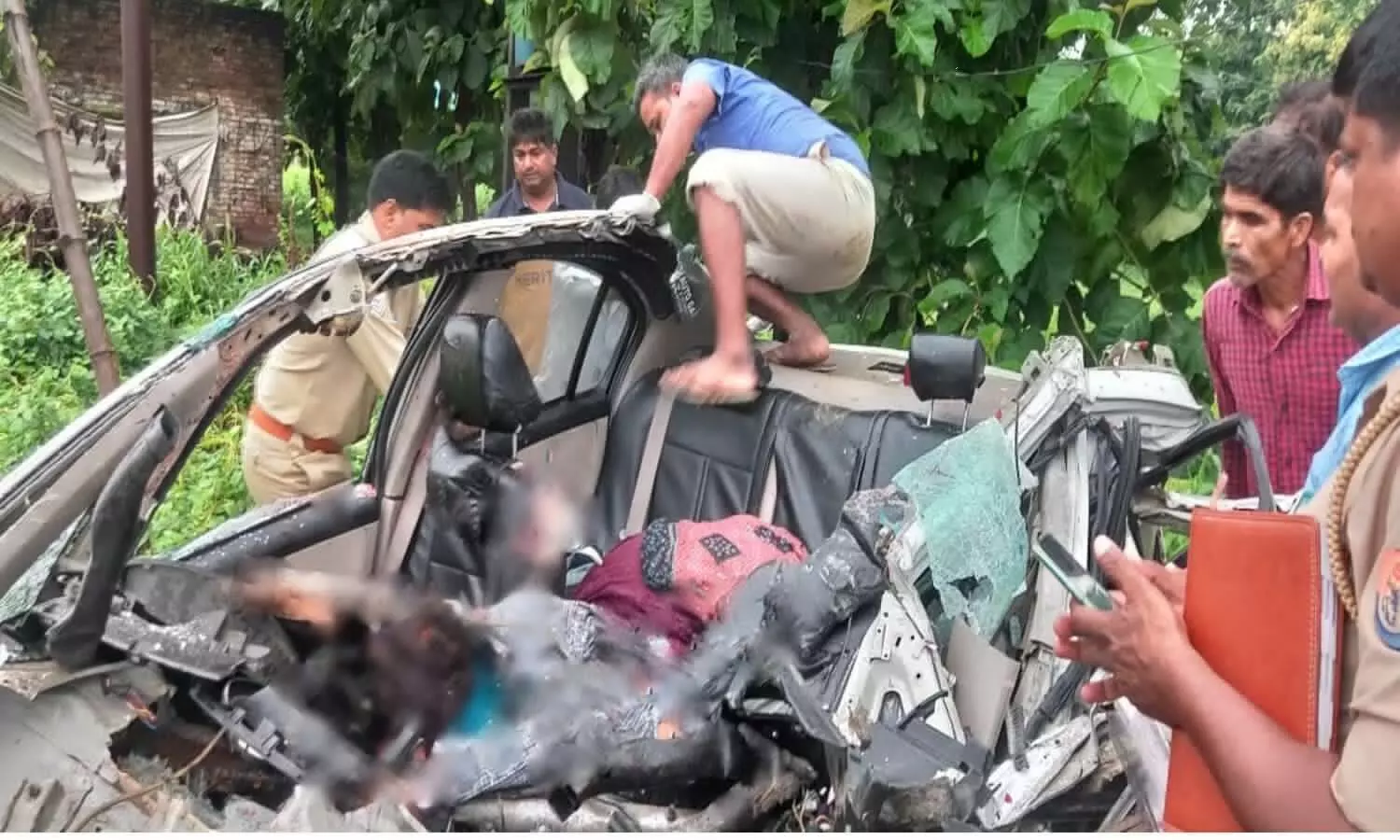 Lucknow - Gorakhpur 5 people died on the spot in a horrific road accident on the national highway.