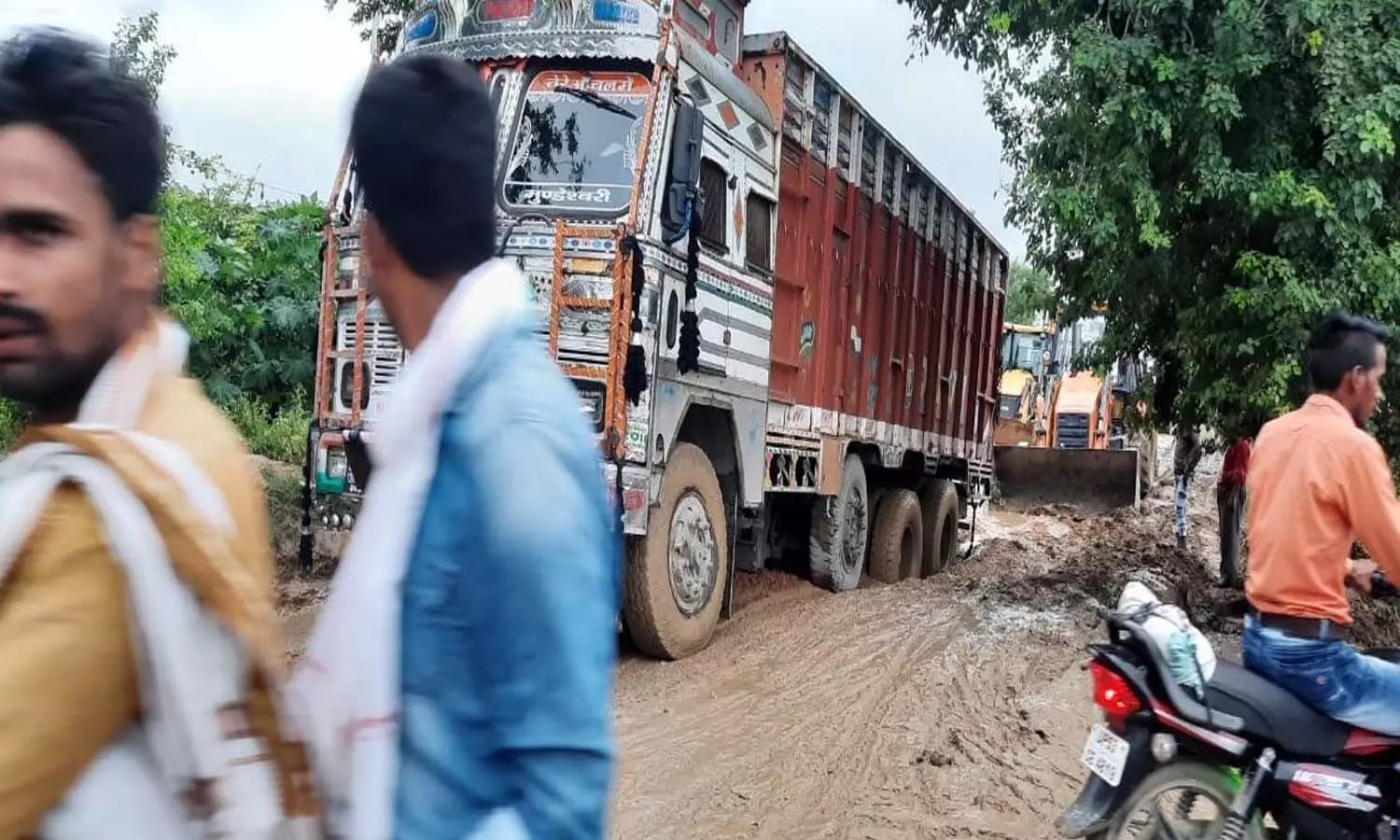 Gorakhpur Link Express broke the roads