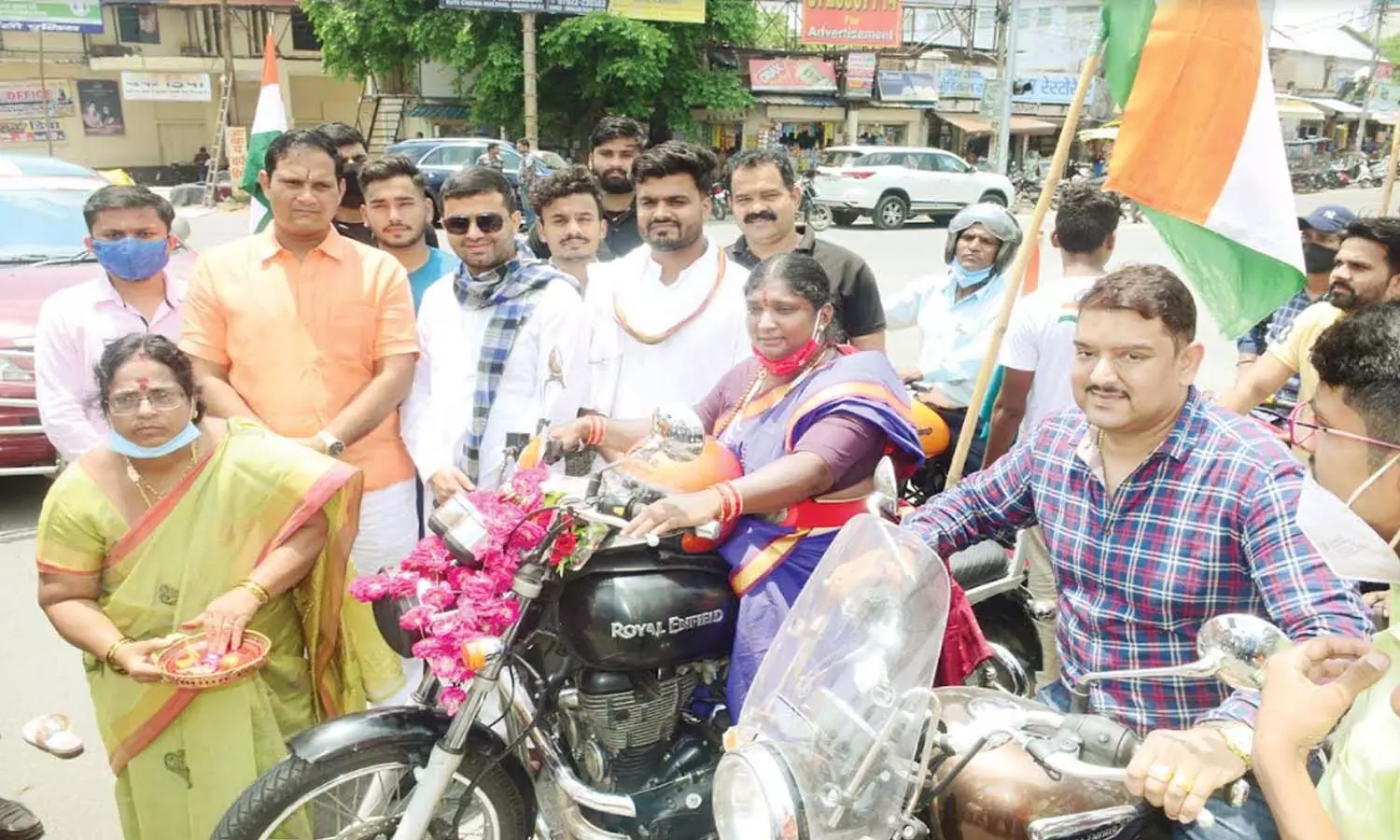 Bullet queen Rajlakshmi Manda reached Jhansi with the tricolor