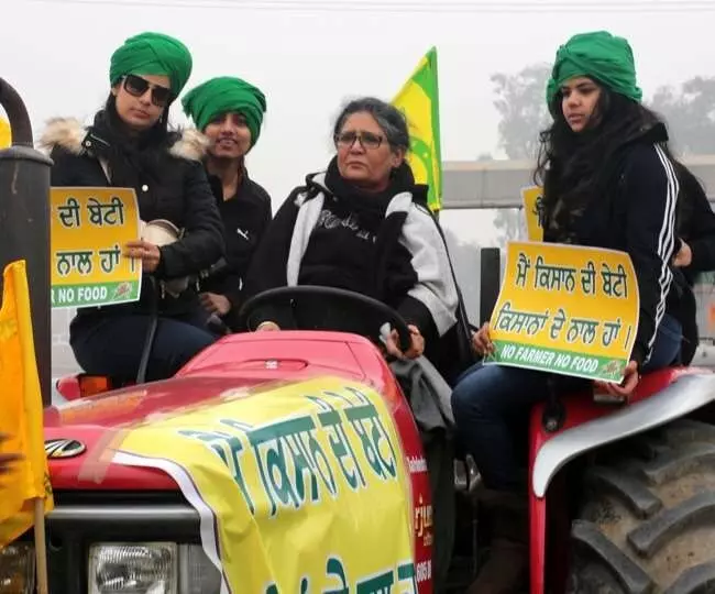 किसान आंदोलन के समर्थन में ट्रैक्टर परेड करती महिलाएं (फाइल फोटो:सोशल मीडिया)