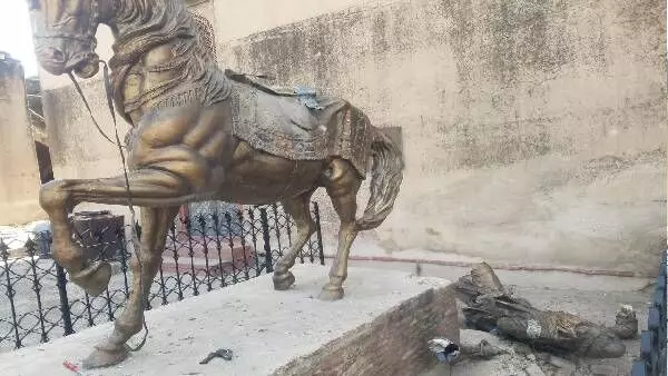 The statue of Maharaja Ranjit Singh in Lahore has been vandalized once again by some haters.