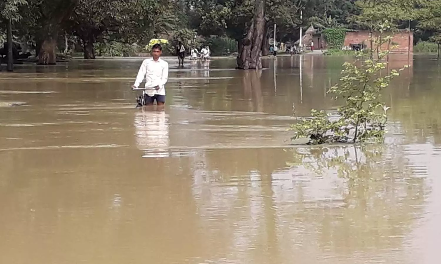 Flood In Bahraich: 30 गावों बाढ़ से हुए प्रभावित, देवदूत बने एसएसबी के जवान