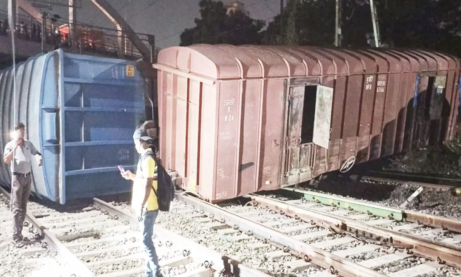 Varanasi Train Accident: प्रयागराज जा रही मालगाड़ी के पांच डिब्बे पटरी पर पलटे, वाराणसी में ट्रेन हादसे से हड़कंप