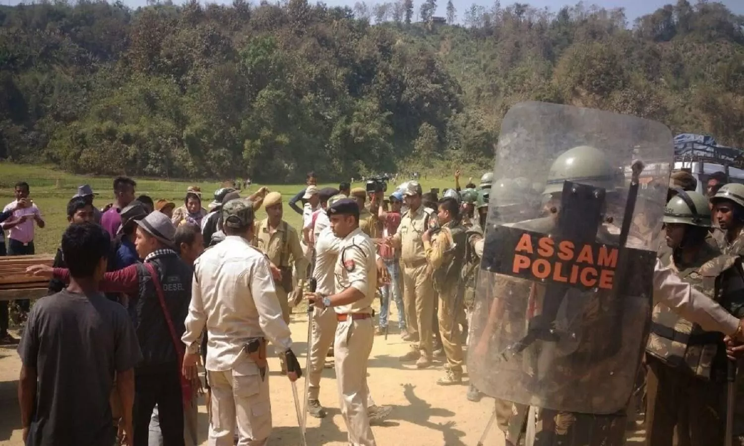 असम पुलिस पर फायरिंग का आरोप
