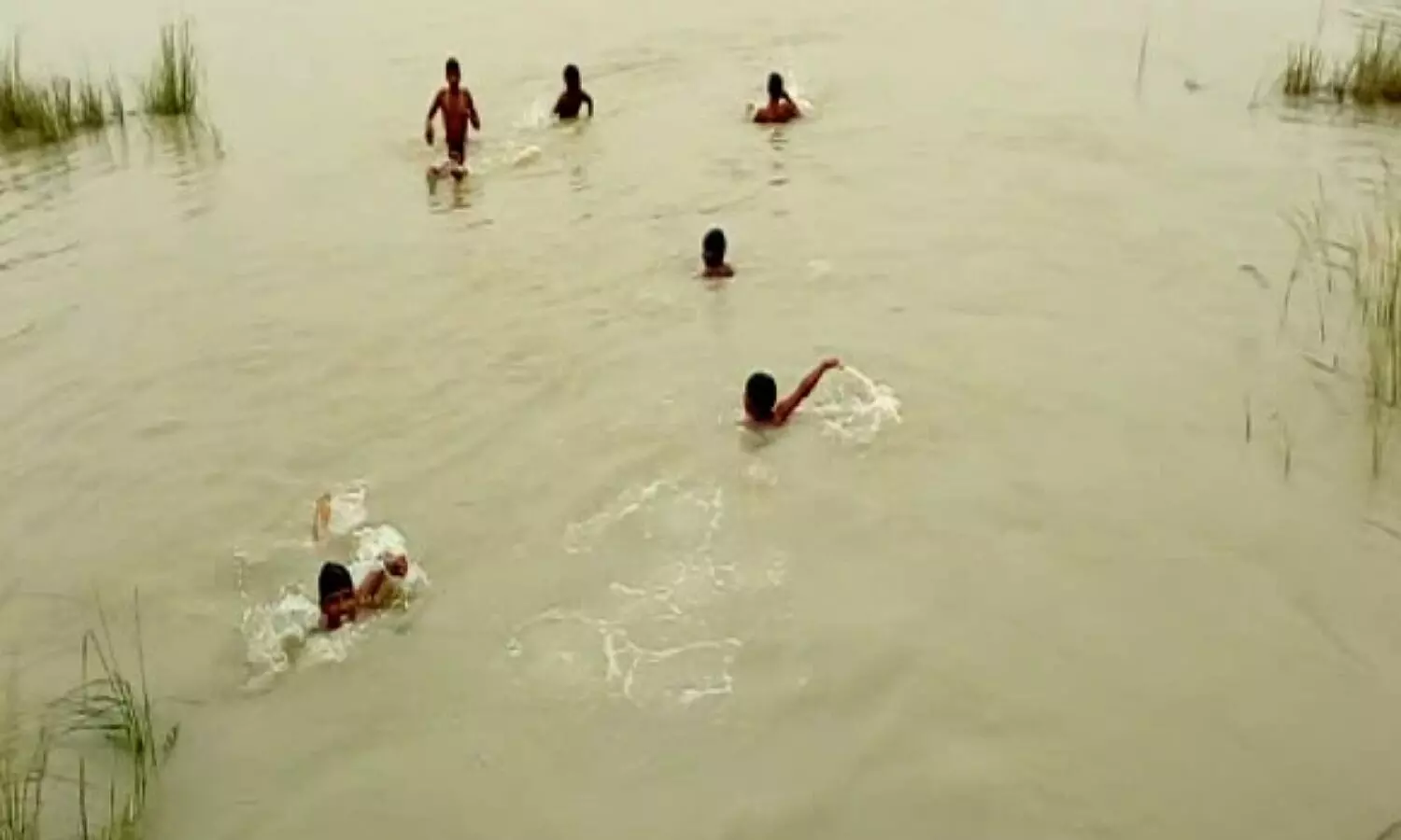 फर्रुखाबाद में बाढ़ बनी कुंआरों के लिए मुसीबत: नहीं होती यहां शादी