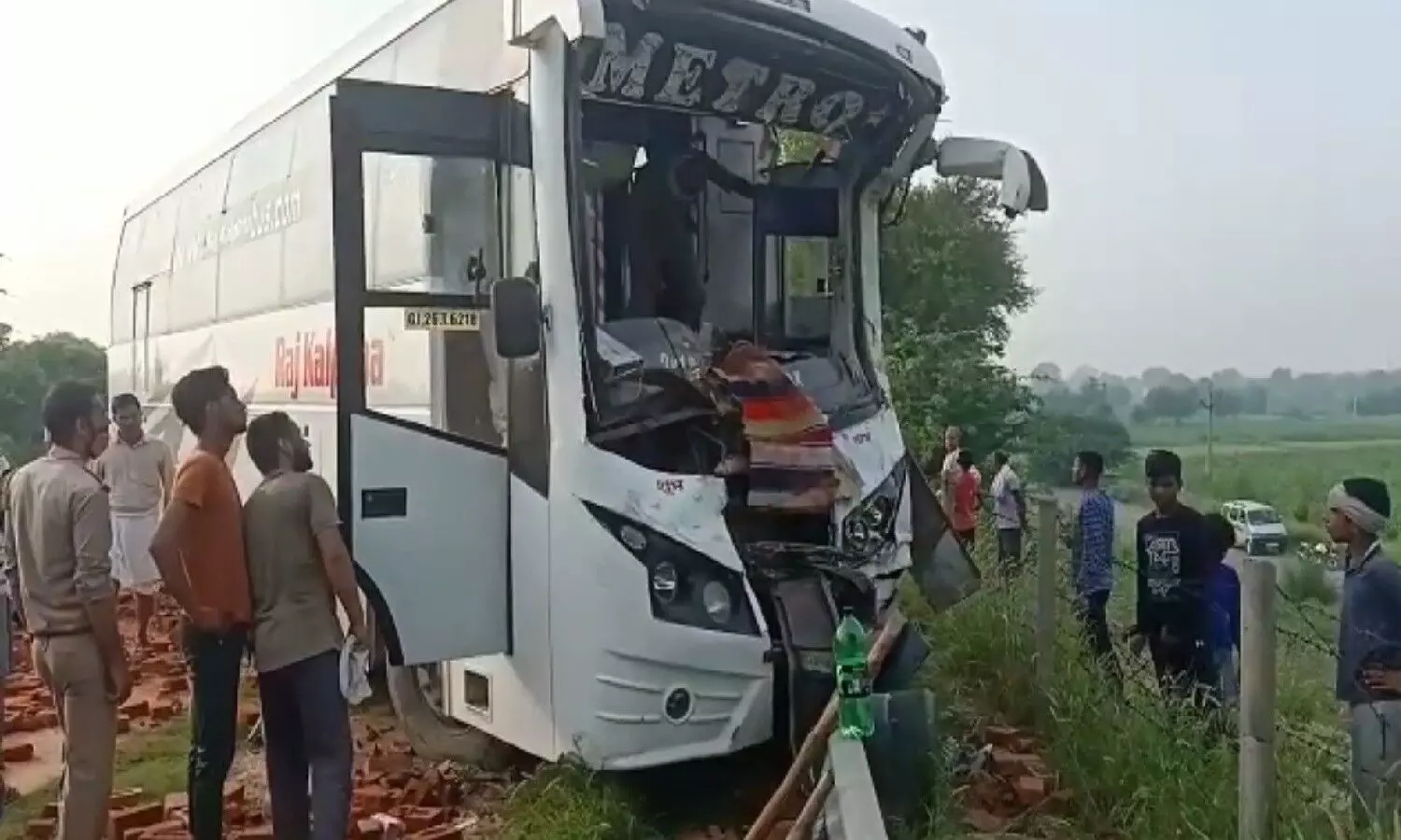 Mathura Bus Accident : कानपुर से नोएडा जा रही बस यमुना एक्सप्रेसवे पर ट्रैक्टर ट्राली से भिड़ी, 40 लोग घायल