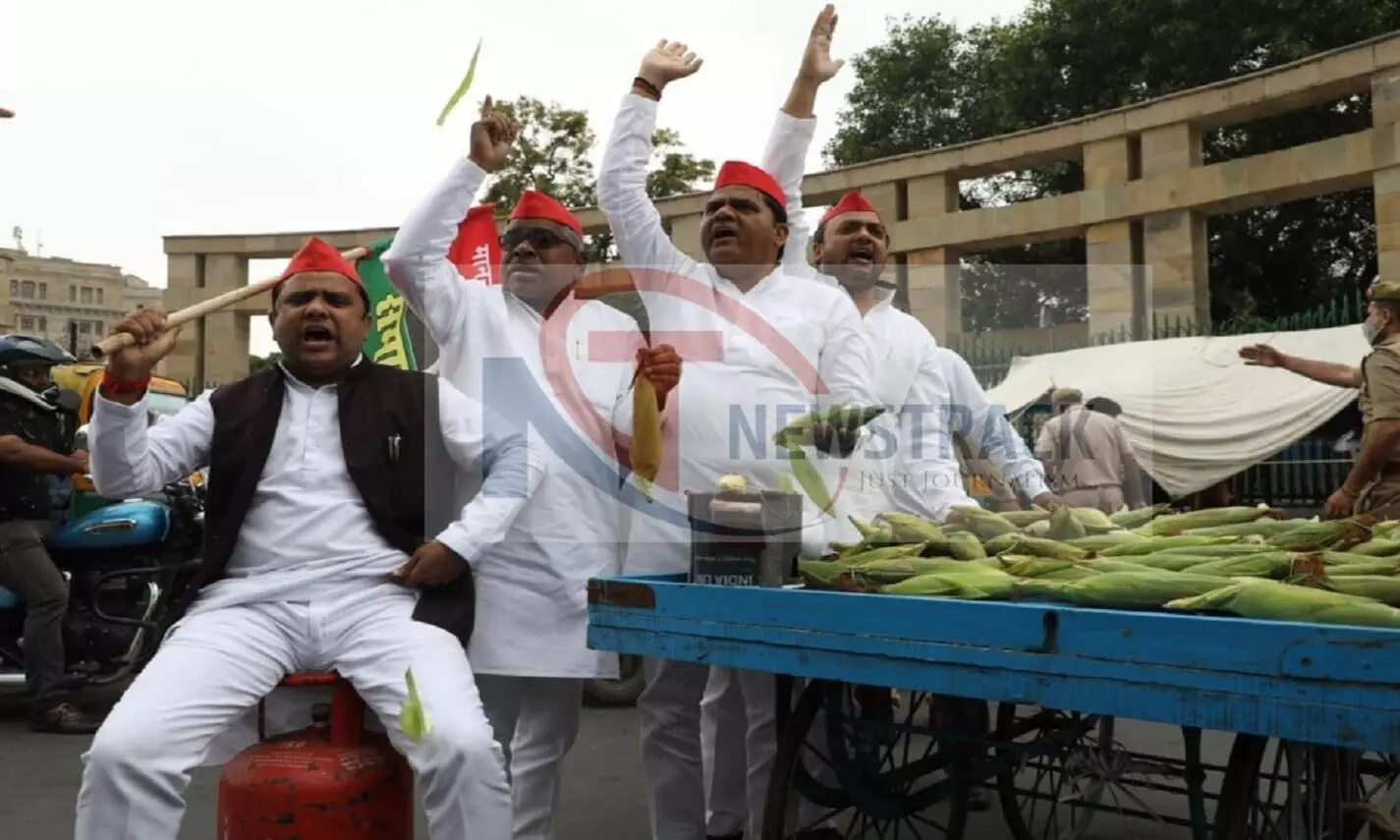 समाजवादी पार्टी के विधायकों ने विधान सभा के सामने किया प्रदर्शन