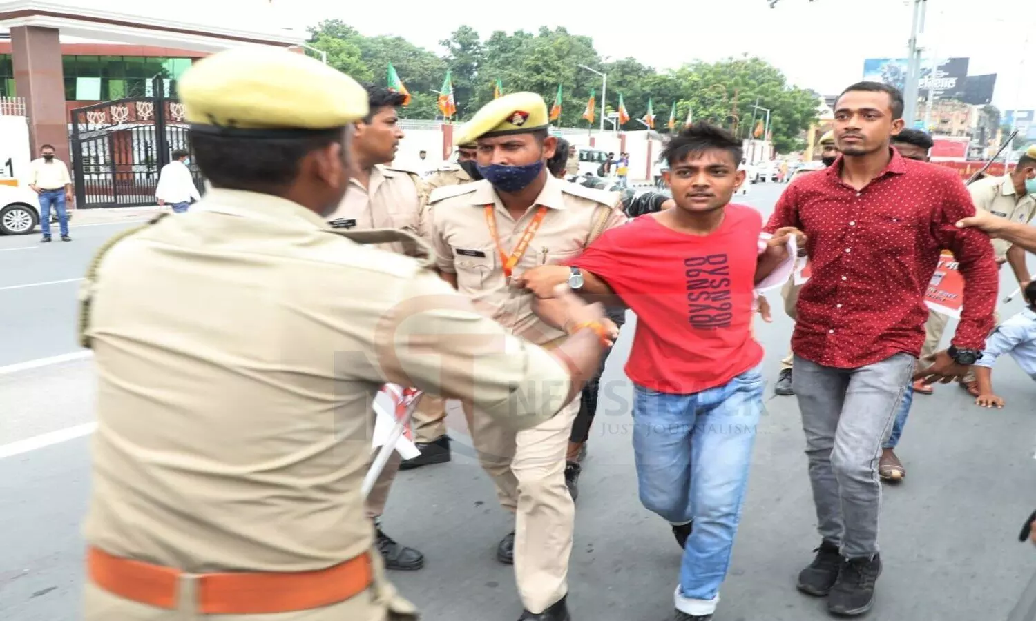 youth protesting infront vidhan sabha
