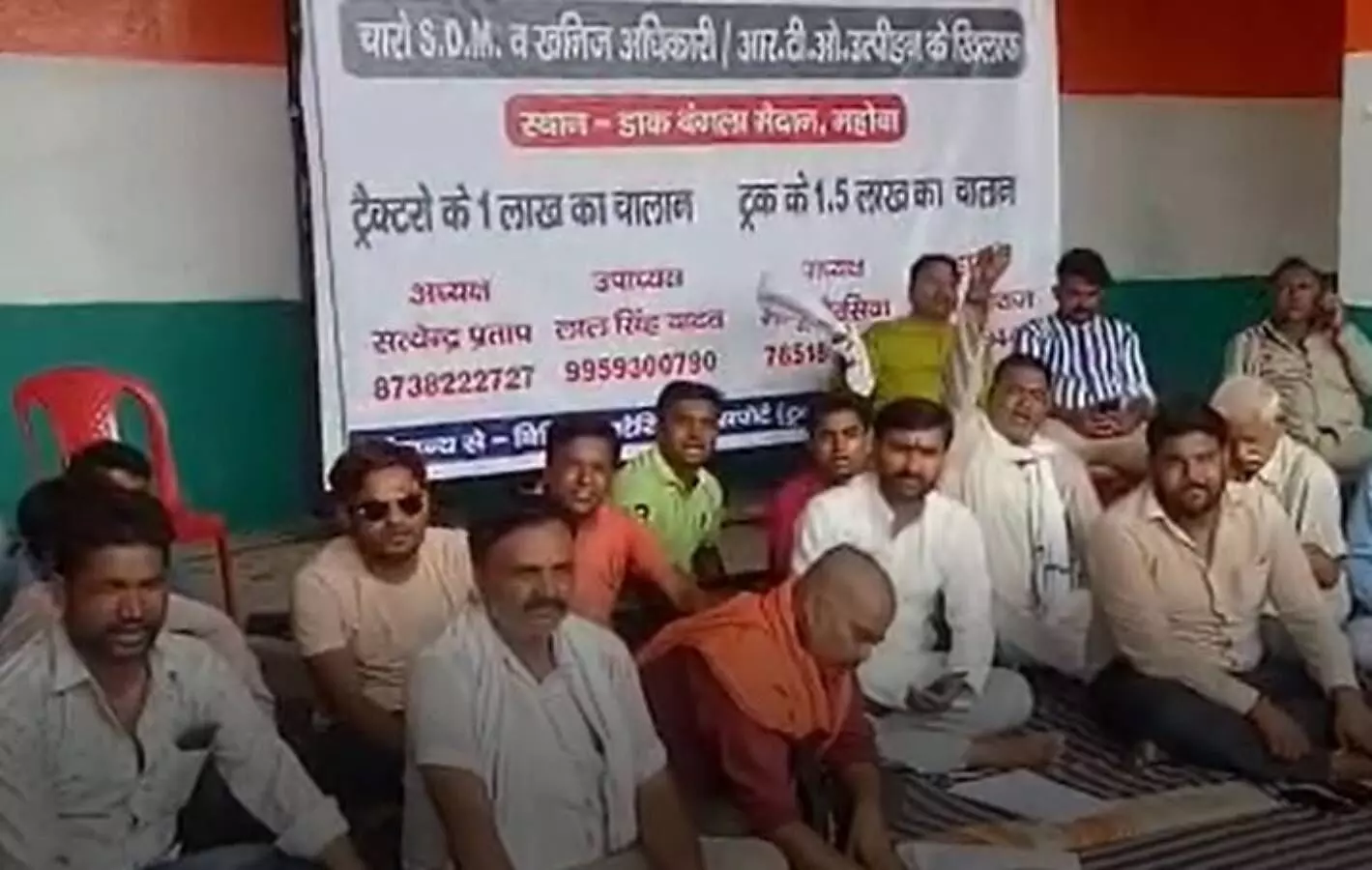 Truck operators sit on protest against challan being done wrong by the administration