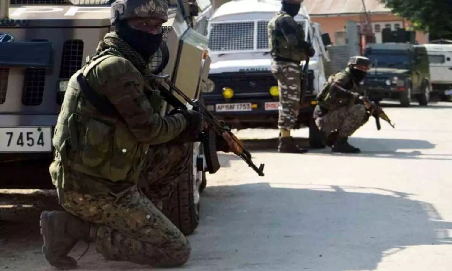 Jammu Kashmir : बड़े हमले की साजिश,  LOC पार कर रहे तीन आतंकी ढेर, भारी मात्रा में बम-बारूद बरामद