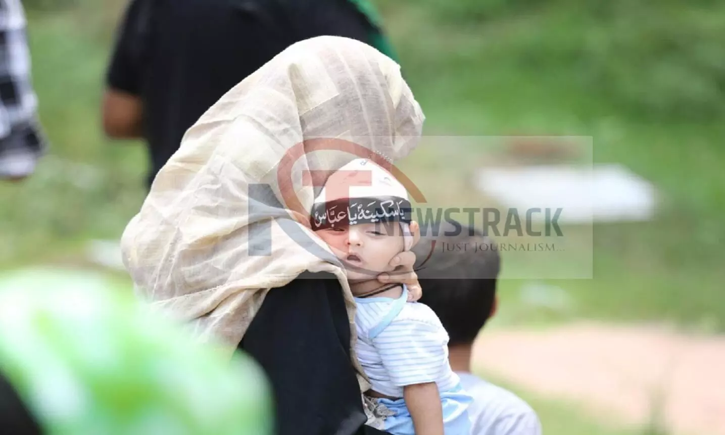 कर्बला में मातम करती नजर आई महिला अपने बच्चे के साथ (फोटो - न्यूजट्रैक )