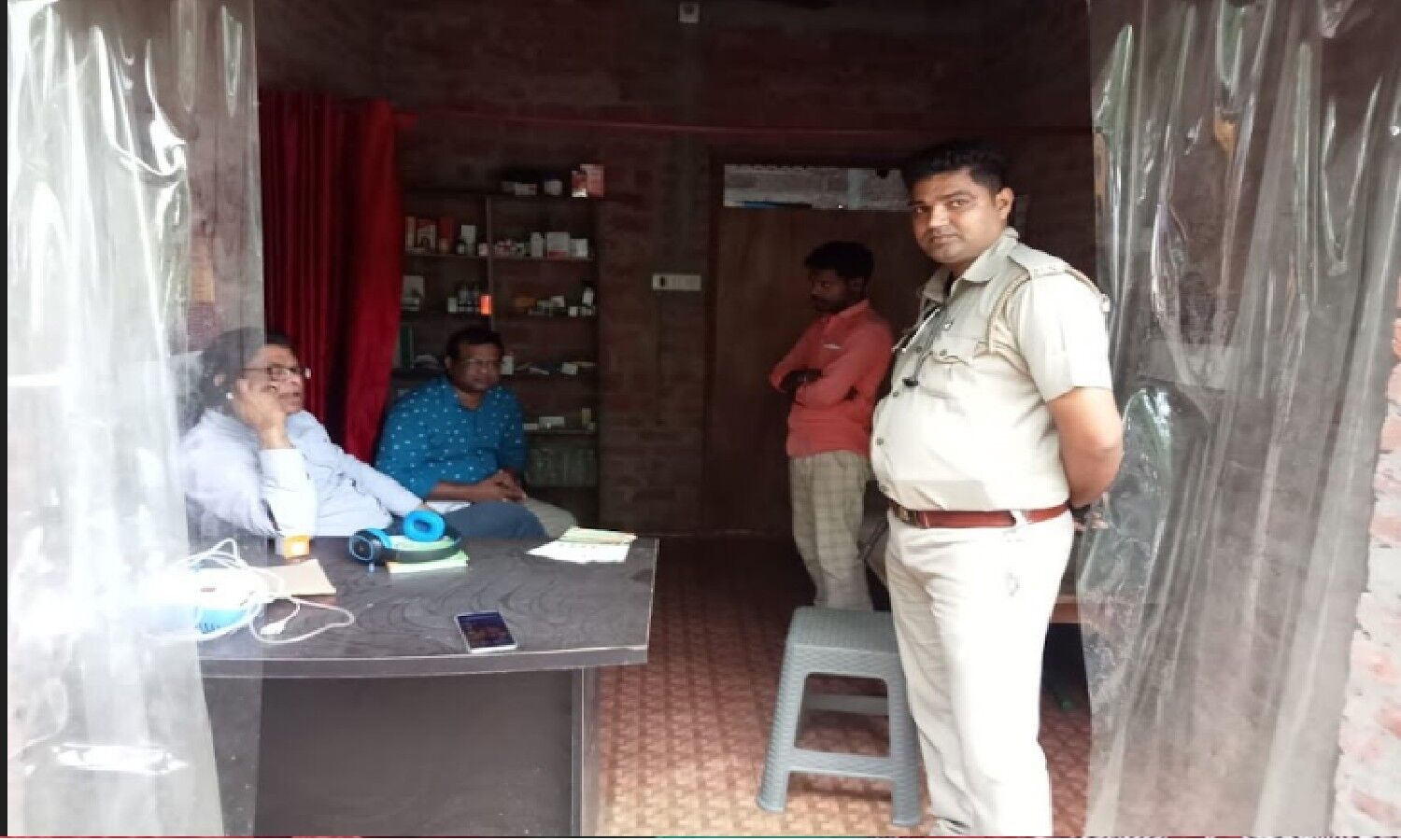 Barabanki News: In Barabanki, a quackery doctor who was applying corona vaccine was arrested, openly collecting money.  1 News Track English