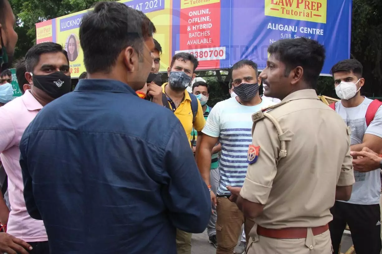 Policemen explaining to police candidates