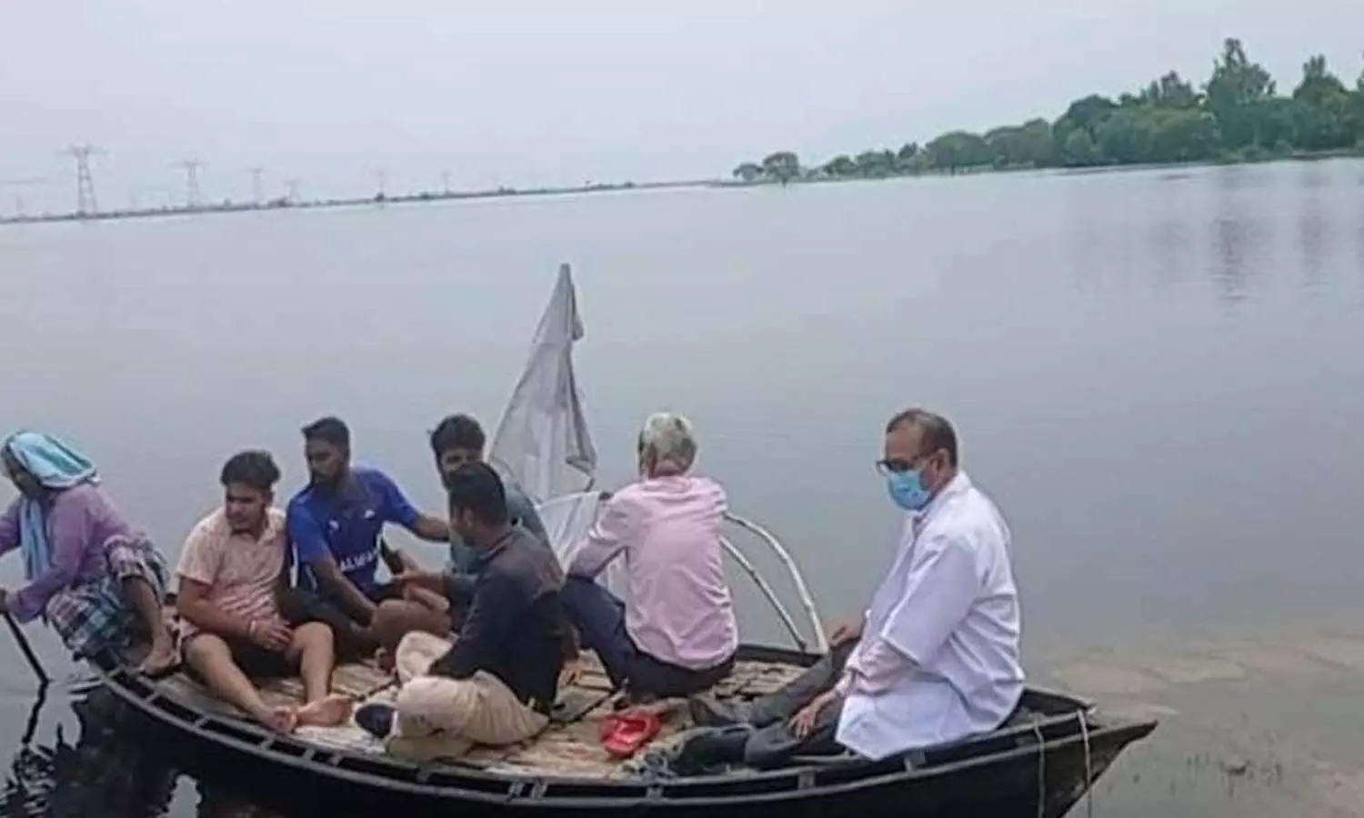 Team of doctors reached the flood affected villages of Khajni Tehsil