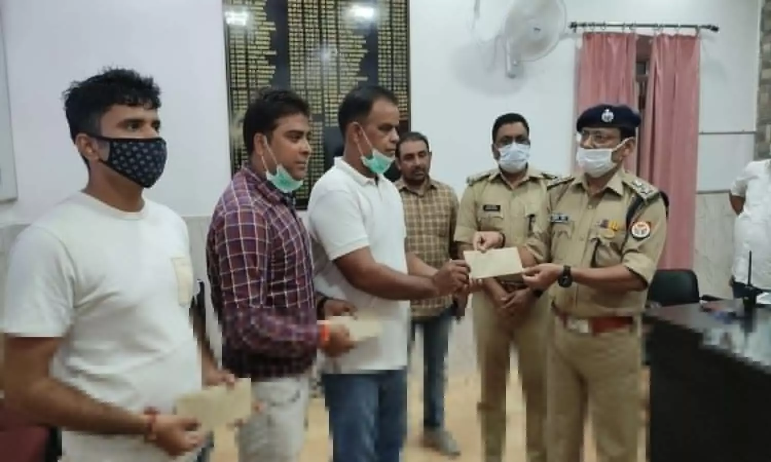 Cyber cell person take prize by police officer