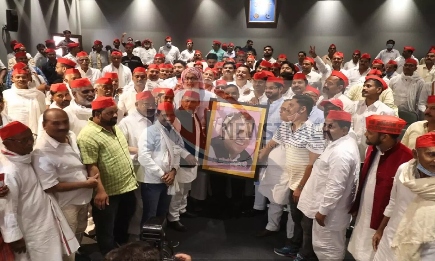 अखिलेश यादव की तस्वीर के साथ समर्थकों ने खिचवाई फोटो