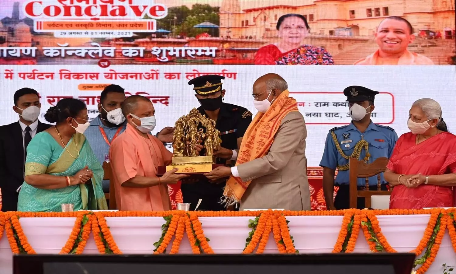 CM योगी आदित्य नाथ ने राष्ट्रपति को भेट दिया रामायण की मूर्ति