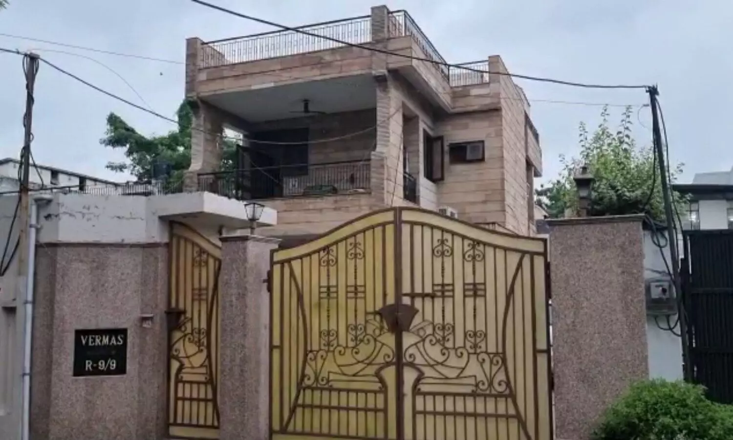 Thief looted lacs of rupees in this house