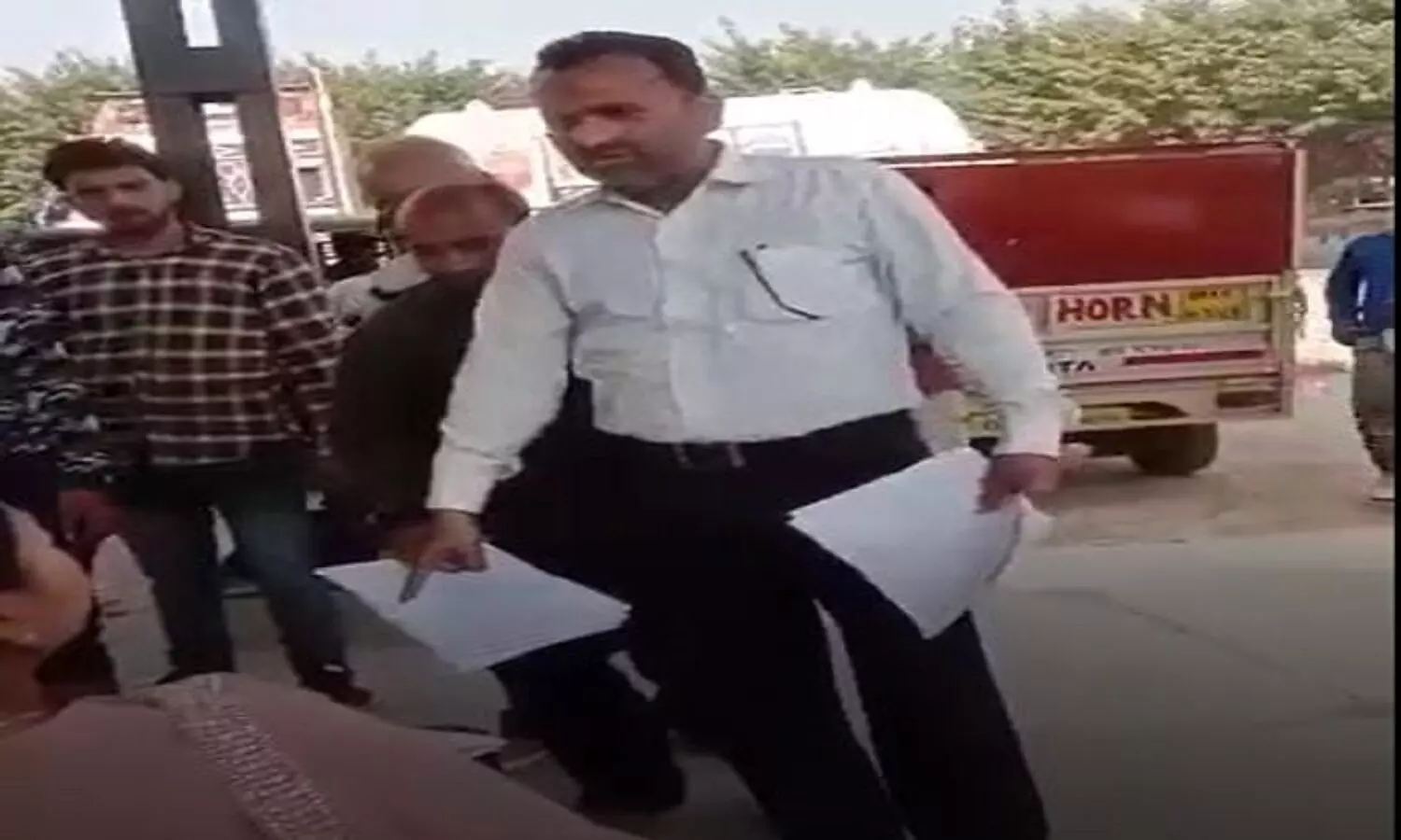 Woman officer RI Neetu Sharma ARTO department talk abusive language with vehicle owners