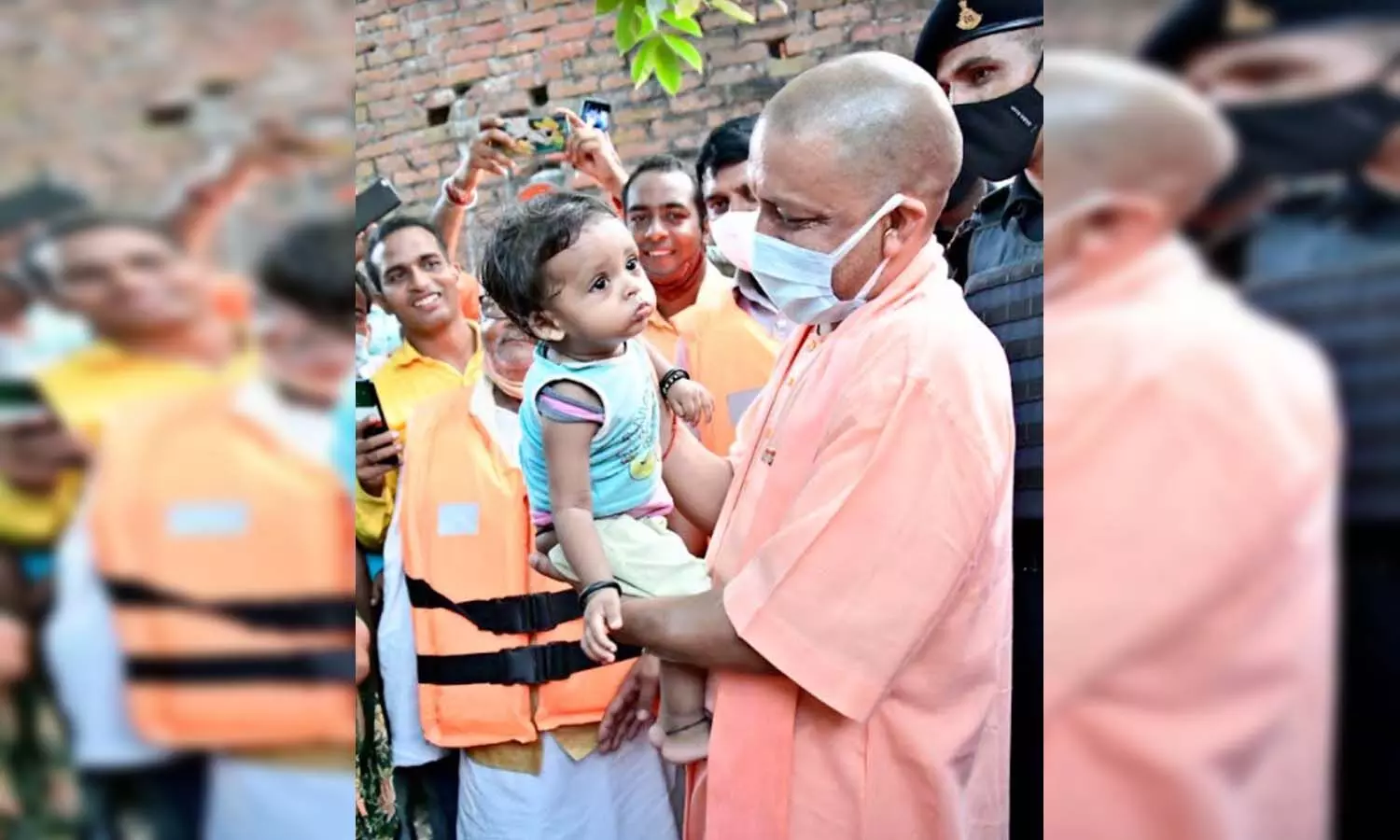 CM Yogi reached to know the condition of flood victims, caressing the child