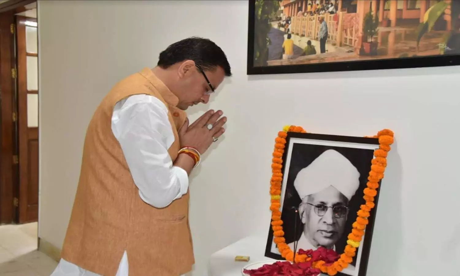 CM Pushkar Singh Dhami pays tribute to the portrait of Dr. Radhakrishnan