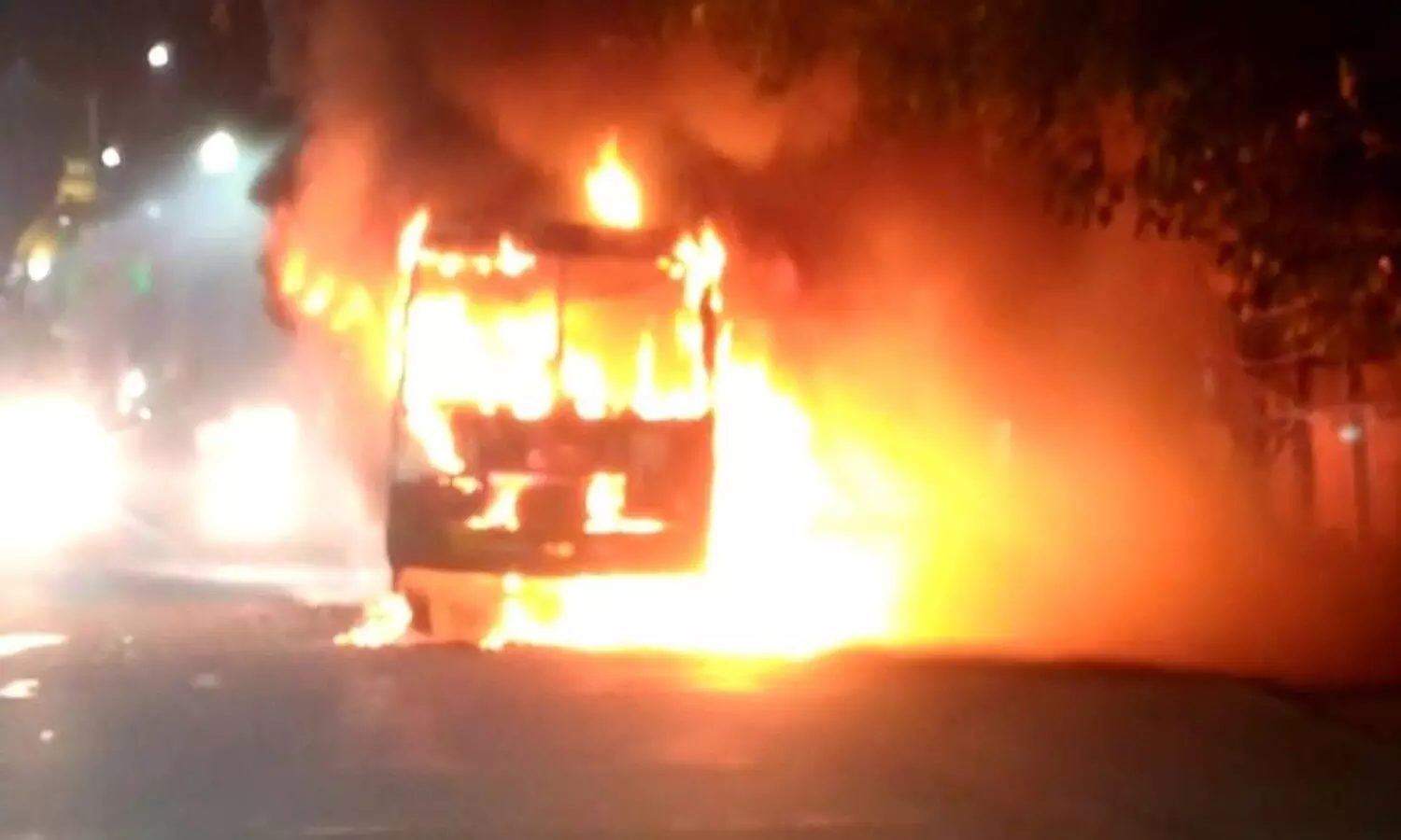 Lucknow News: रोडवेज बस में लगी आग, ऐसे बची यात्रियों की जान
