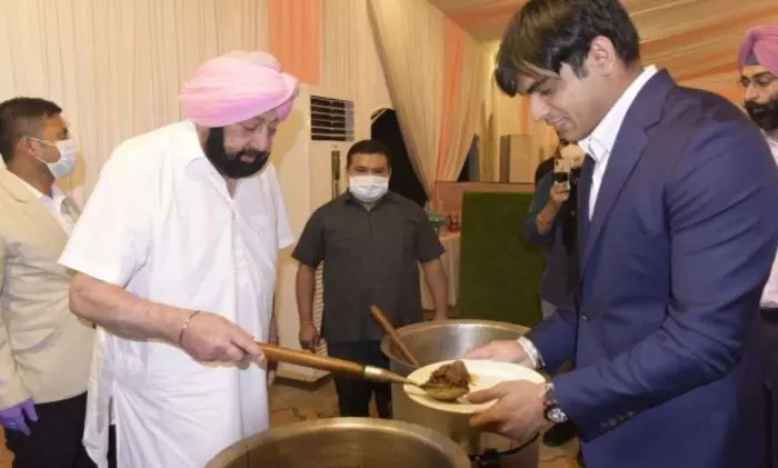 Punjab CM Amarinder Singh serves food to Olympic winning players with his own hands