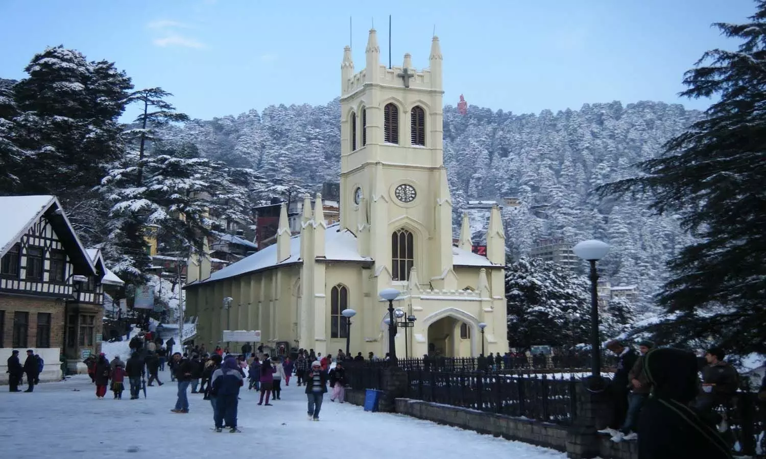 Tourist Places In Shimla: शिमला में एक बार फिर लौटी रौनक, सैलानियों से गुलजार हुए होटल