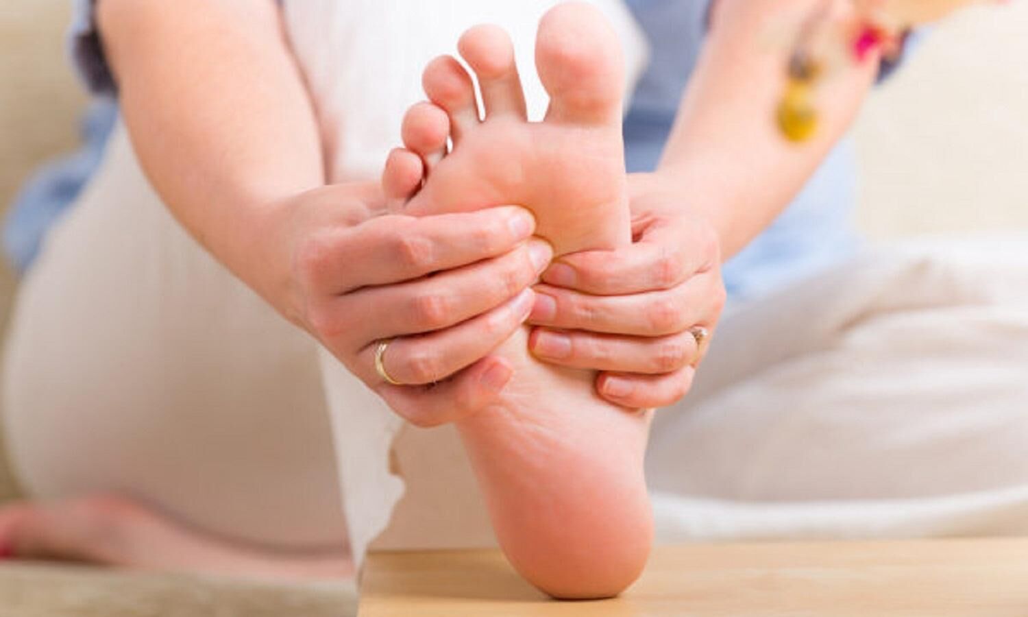 Pair ke Talwe me Jalan: If there is a burning sensation in the soles of your feet, then know its causes and home remedies.  1 News Track English