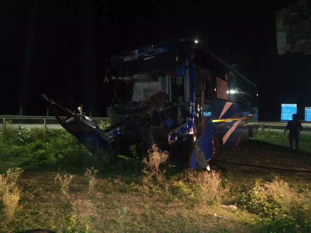 agra lucknow expressway bus and truck collision