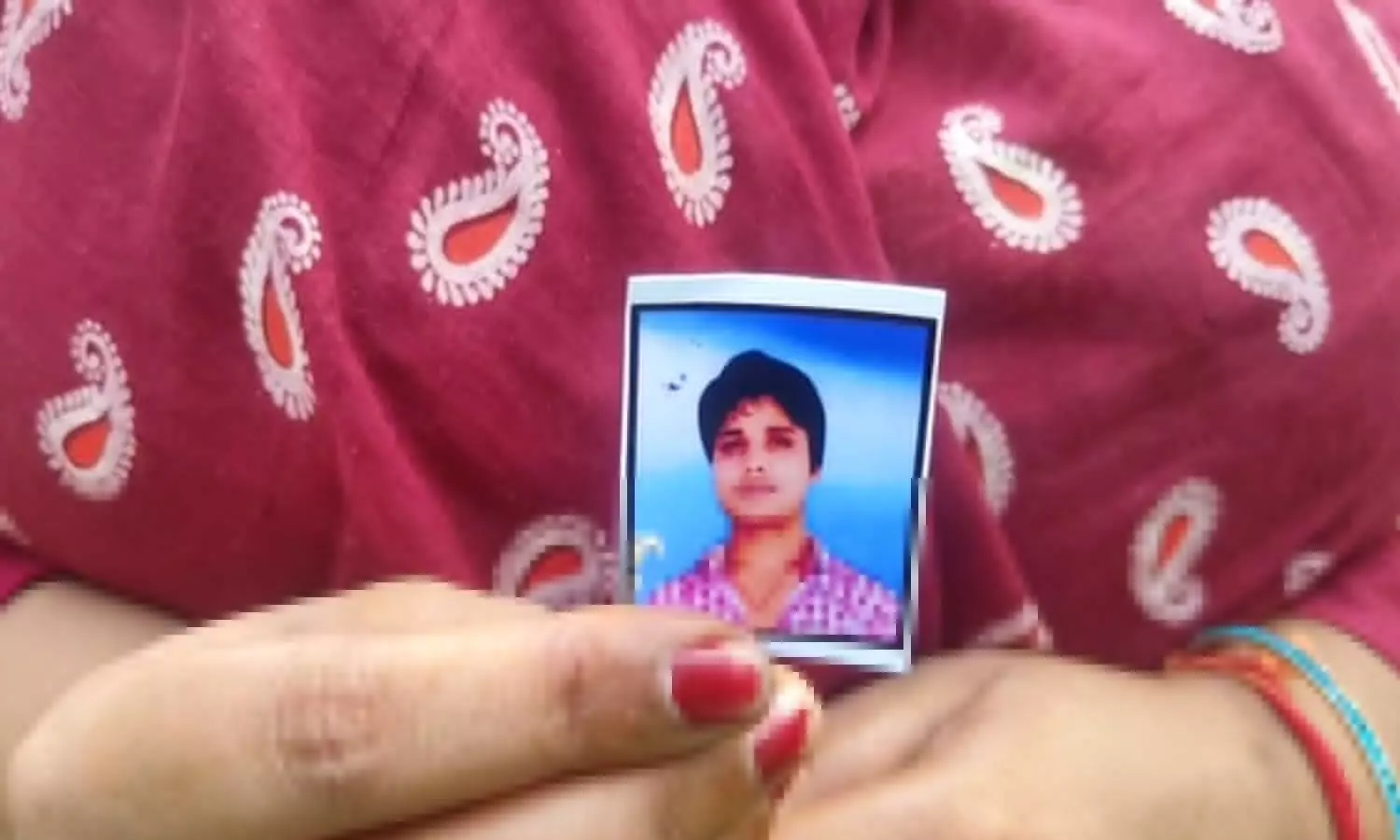 Firozabad News: चार साल पहले गायब हुए पति की तलाश में दर-दर भटक रही महिला, अभी तक नहीं दर्ज हुई रिपोर्ट