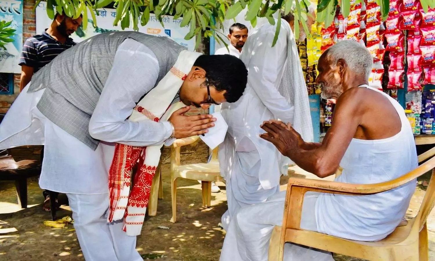 Rohit Kumar Singh, national convener of Yuva Chetna visited a dozen villages, called upon the youth of Ballia