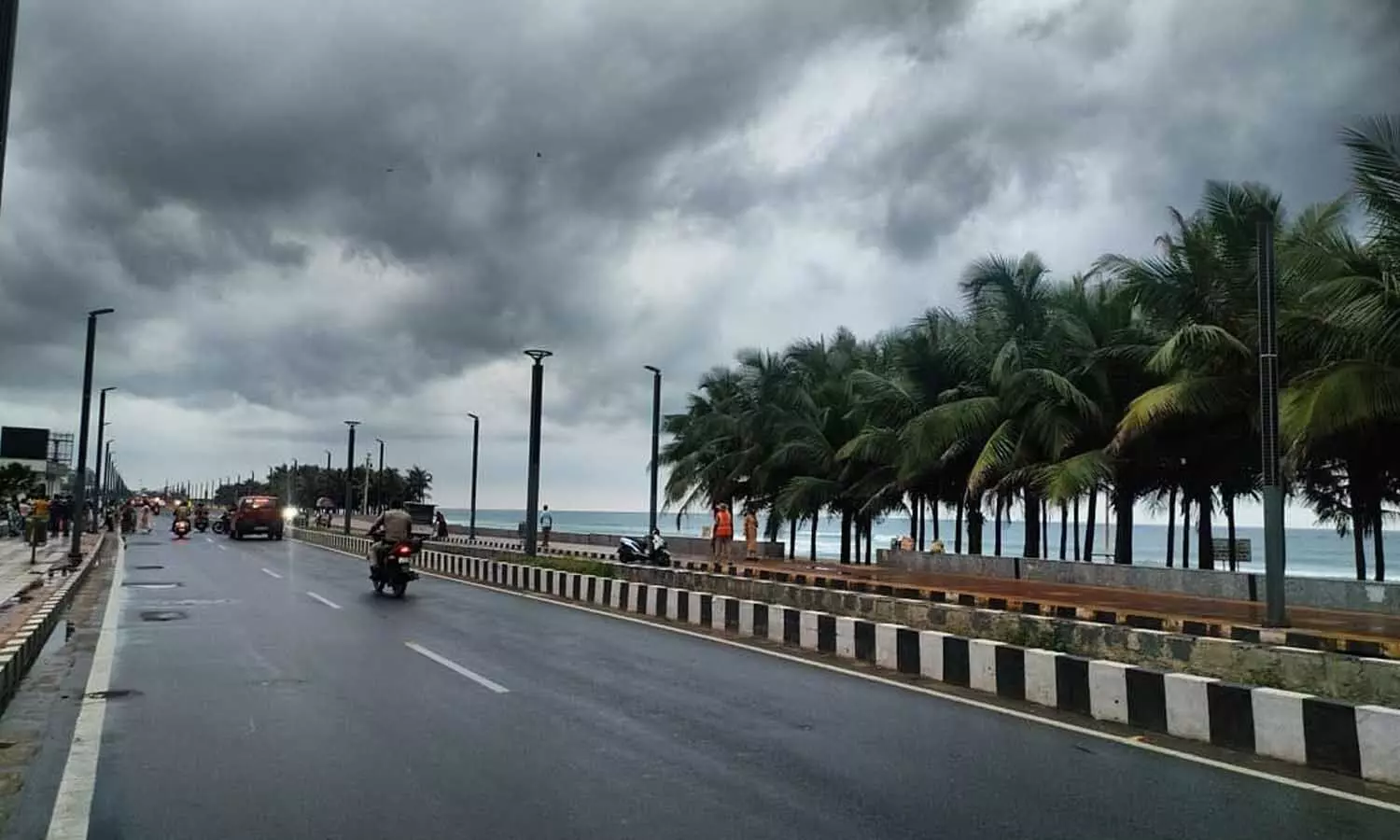 Aaj Ka Mausam: देश के हिस्सों में मानसून ने की वापसी, IMD ने केरल में ऑरेंज अलर्ट किया जारी, जानें कैसा होगा आज का मौसम