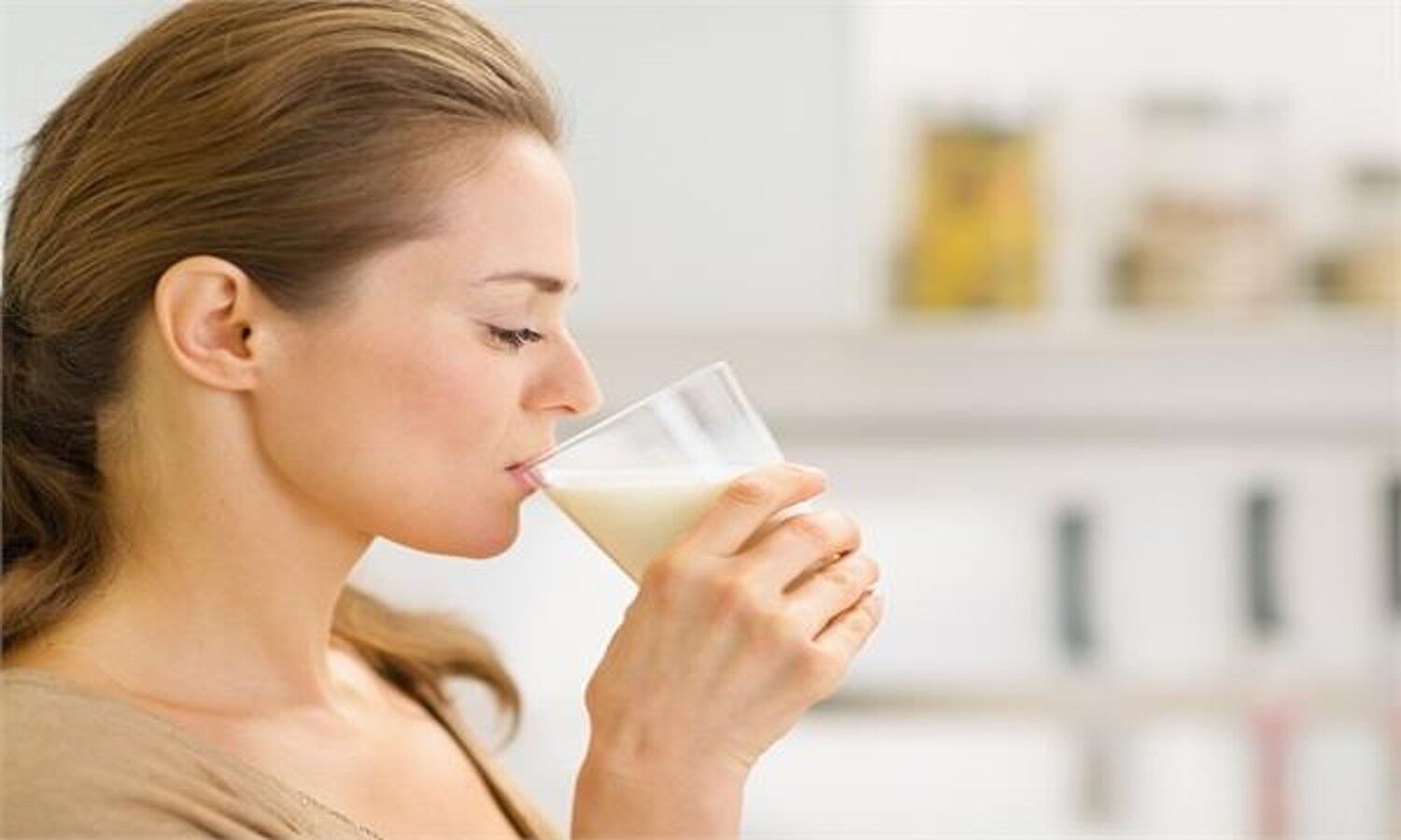 Benefits of Cow Milk in Hindi: Do you also like to drink cow’s milk, know the advantages and disadvantages of milk.  1 News Track English