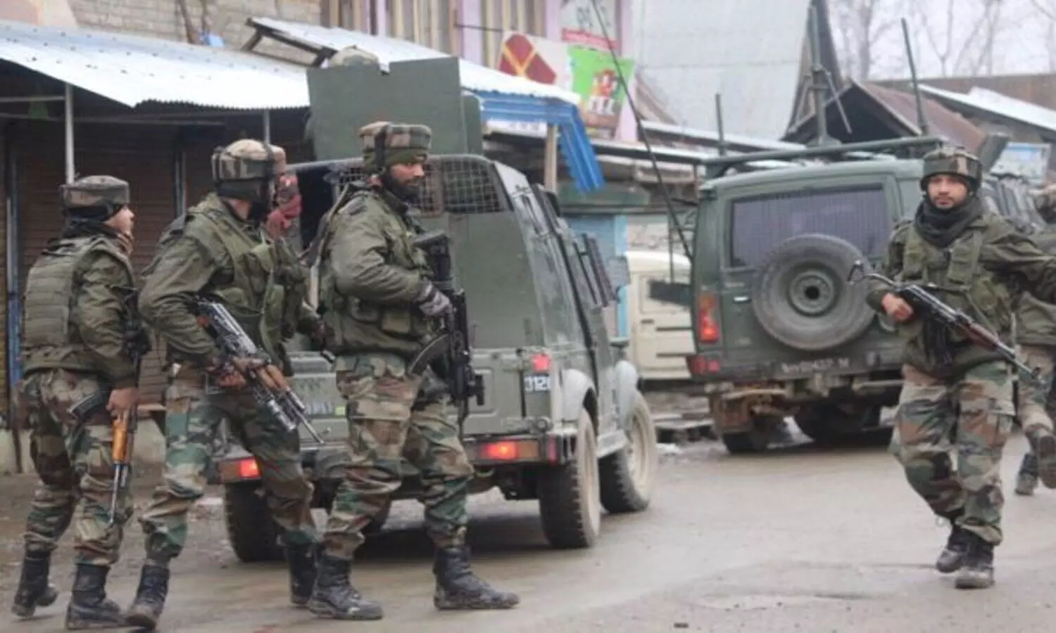Terrorists attack CRPF party with grenade in Palhalan Chowk of Baramulla, 4 civilians including 2 jawans injured