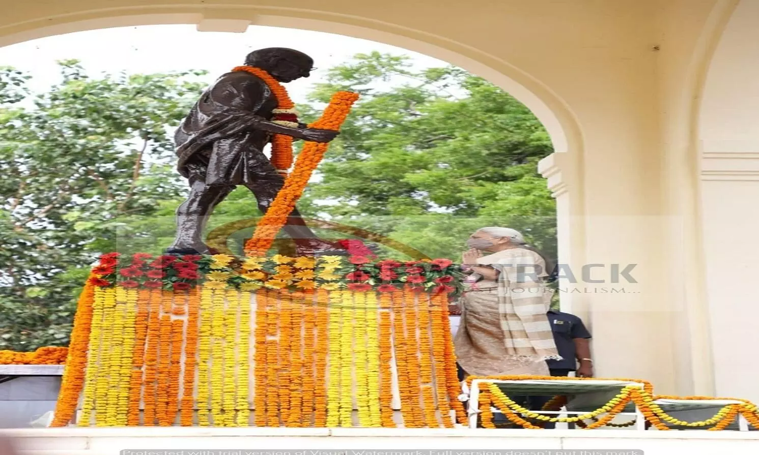 गवर्नर आनंदीबेन पटेल ने हजरतगंज में गांधी प्रतिमा पर पुष्पांजलि अर्पित की