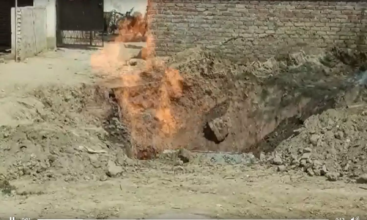 Agra News : अचानक सड़क से निकलने लगी आग, एकदम से मच गई भगदड़, सील हुआ पूरा इलाका