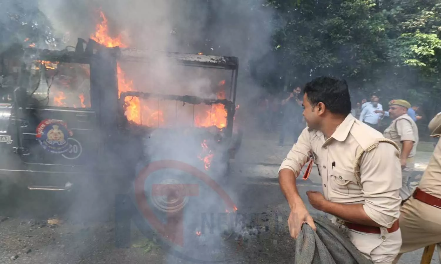 Lakhimpur Kheri Violence: अखिलेश यादव धरने पर बैठे, पुलिस की जीप में लगाई गई आग