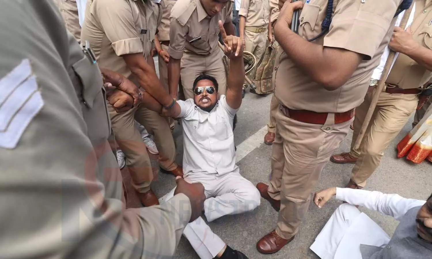 Lucknow: कांग्रेस नेताओं को पुलिस ने लिया हिरासत में, एयरपोर्ट के बाहर कर रहे थे प्रदर्शन