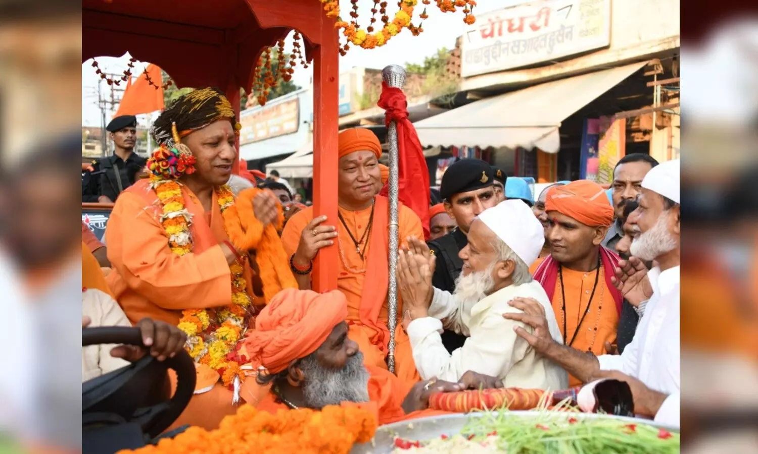 गोरक्षपीठ की विजयादशमी शोभायात्रा, मंदिर से बाहर निकलते ही योगी आदित्यनाथ का स्वागत करते हैं लोग