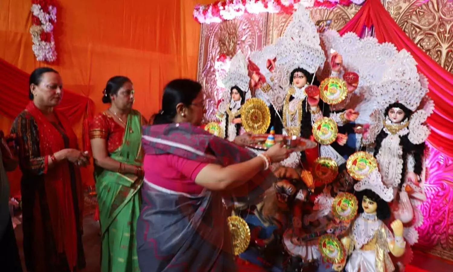Shardiya Navratri 2021: लखनऊ में सजे दुर्गा पंडाल, दर्शन करने पहुंचे श्रद्धालु