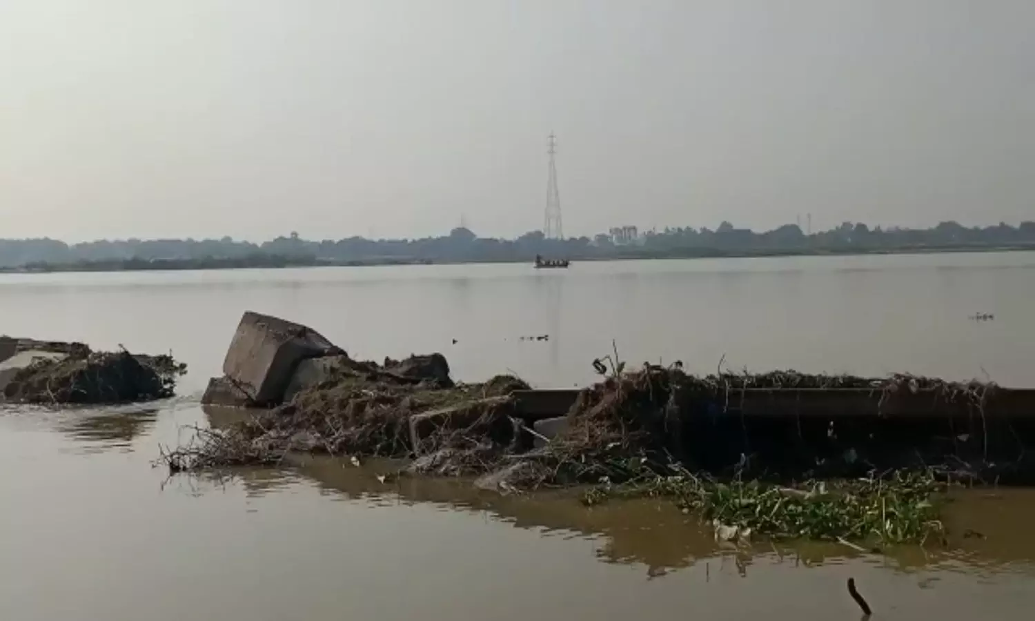 Raebareli Hadsa: गंगा नदी में नाव पटलने के बड़ा हादसा, गोताखोरों की मदद से  नाव सवारों की बची जान