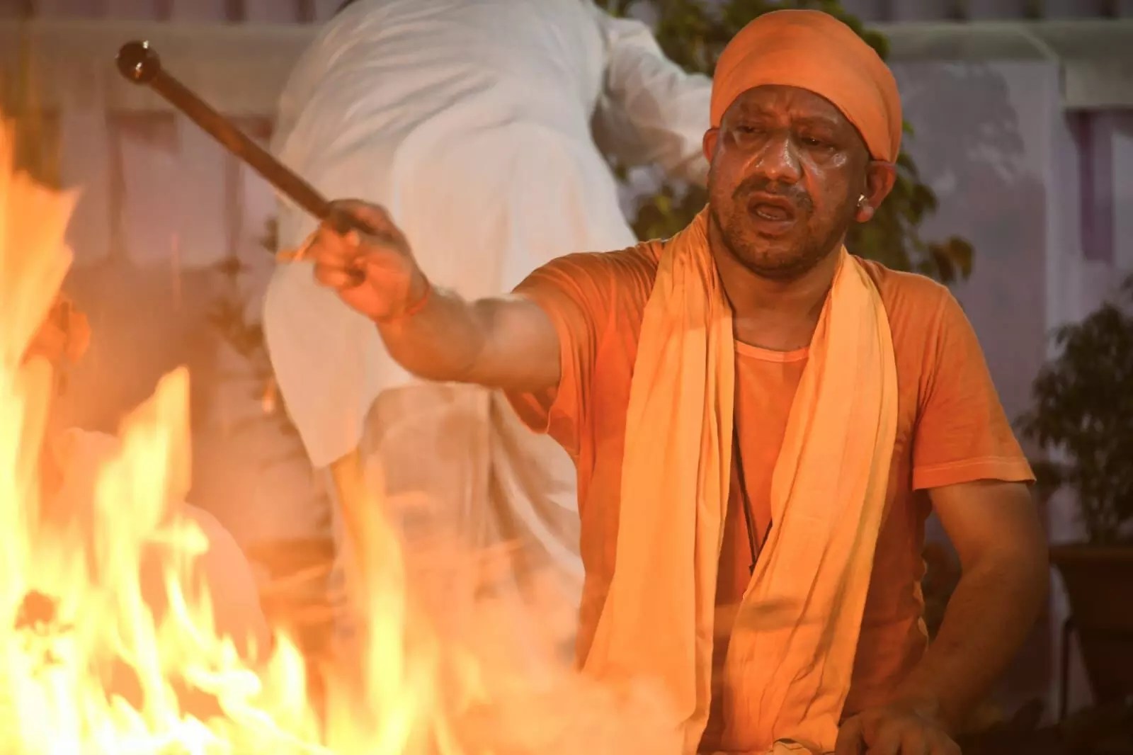 Gorakhpur में CM योगी ने कन्याओं को करवाया भोजन, धोया पैर और दी विदाई