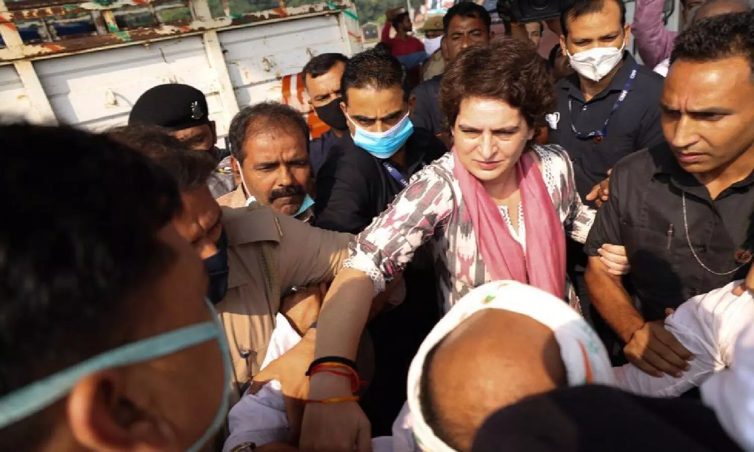 priyanka gandhi ko agra jane se roka gaya