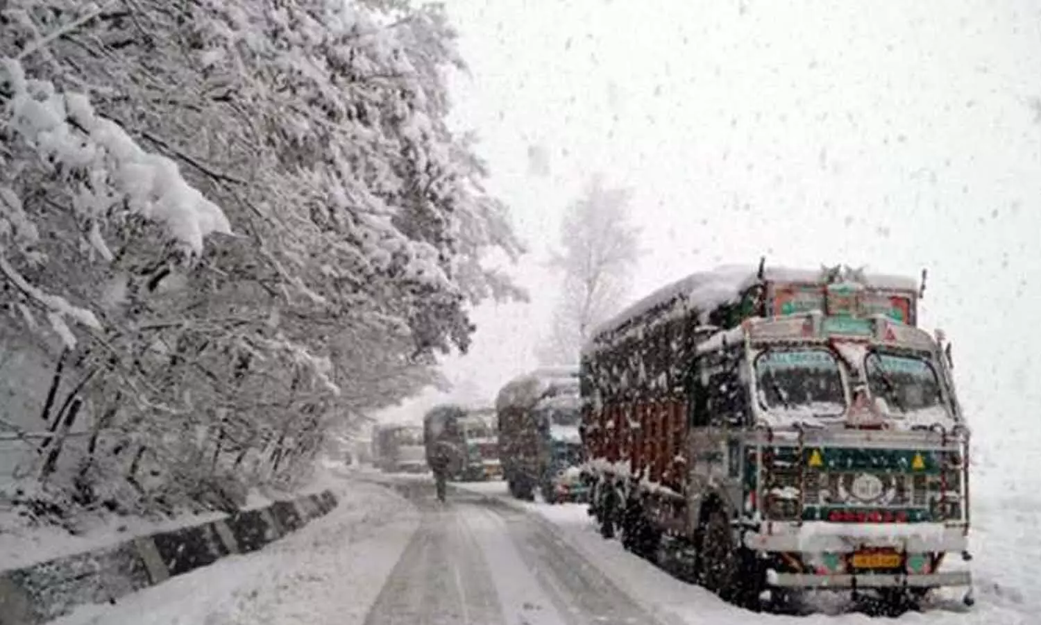 Jammu Kashmir Me Barfbari: जम्मू-कश्मीर में भारी बर्फबारी, मुगल रोड पर आवागमन ठप्प
