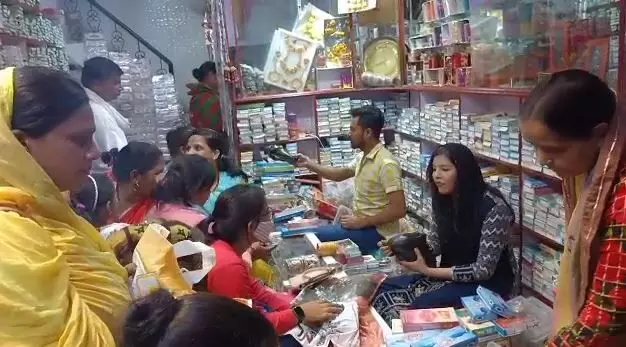 karva chauth special crowd gathered market for the purchase of karva chauth business flourished